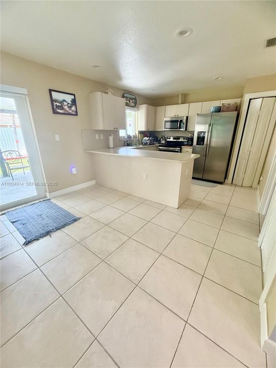 En Venta: $559,000 (4 camas, 2 baños, 1642 Pies cuadrados)