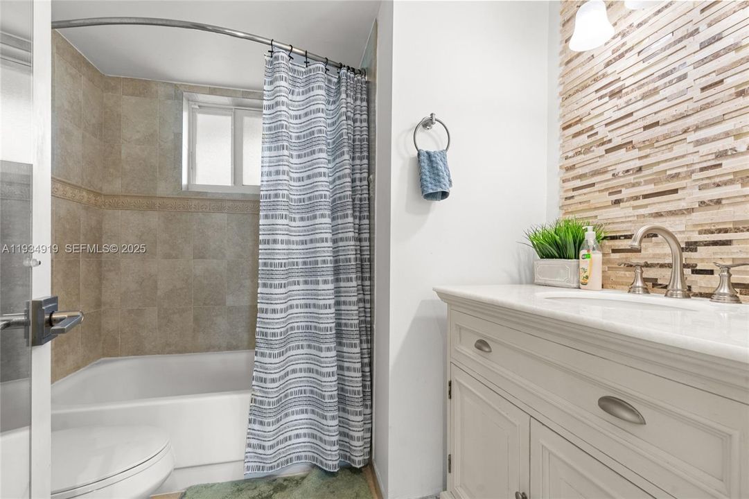 For Sale: $155,000 (1 beds, 1 baths, 830 Square Feet)