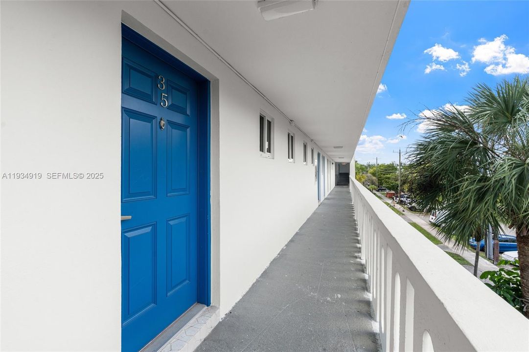 For Sale: $155,000 (1 beds, 1 baths, 830 Square Feet)