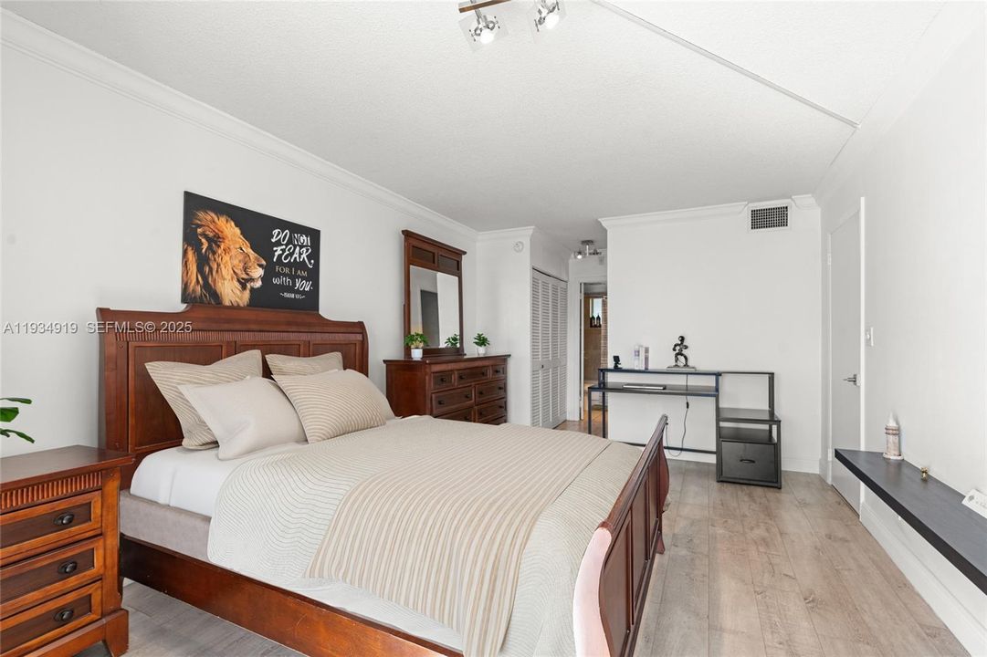 For Sale: $155,000 (1 beds, 1 baths, 830 Square Feet)