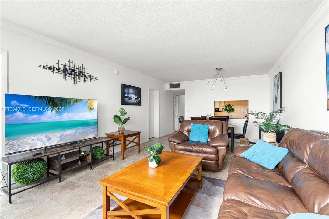 For Sale: $155,000 (1 beds, 1 baths, 830 Square Feet)