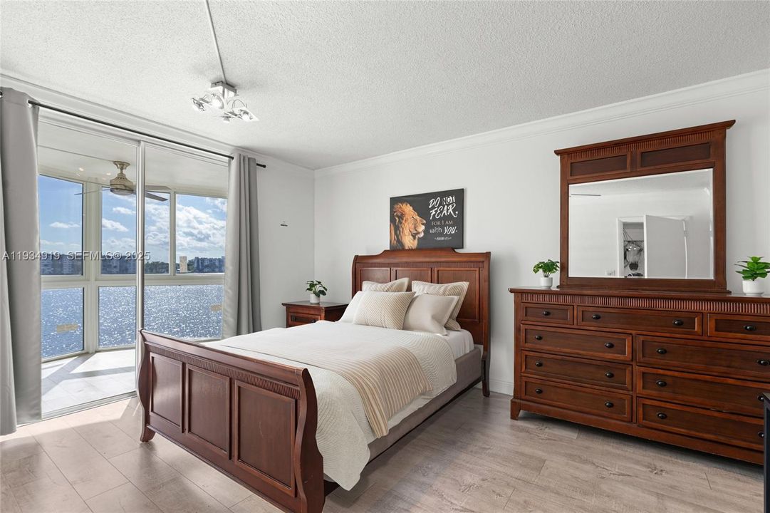 For Sale: $155,000 (1 beds, 1 baths, 830 Square Feet)