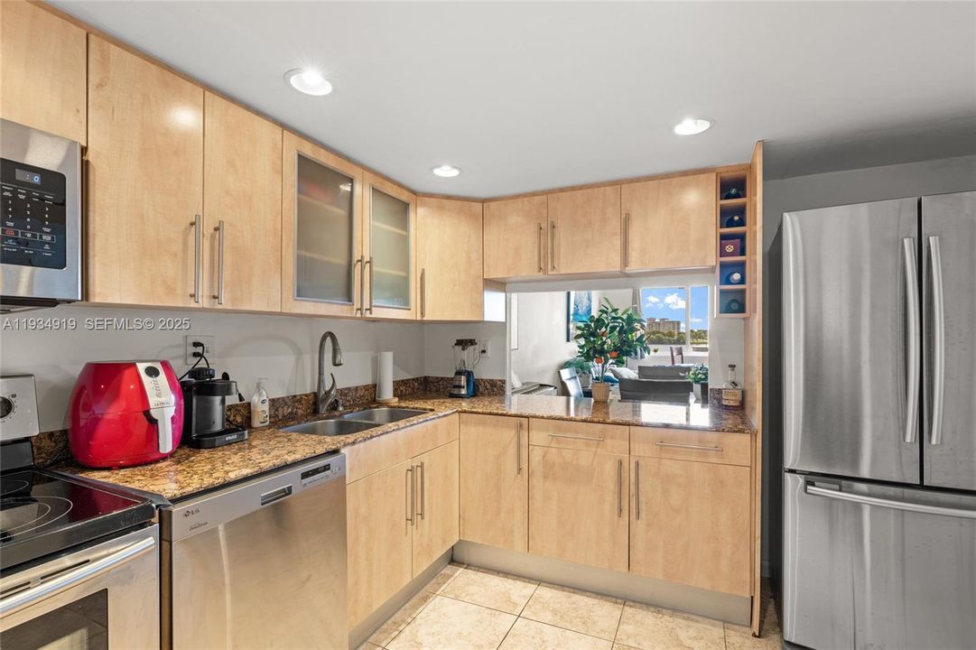 For Sale: $155,000 (1 beds, 1 baths, 830 Square Feet)