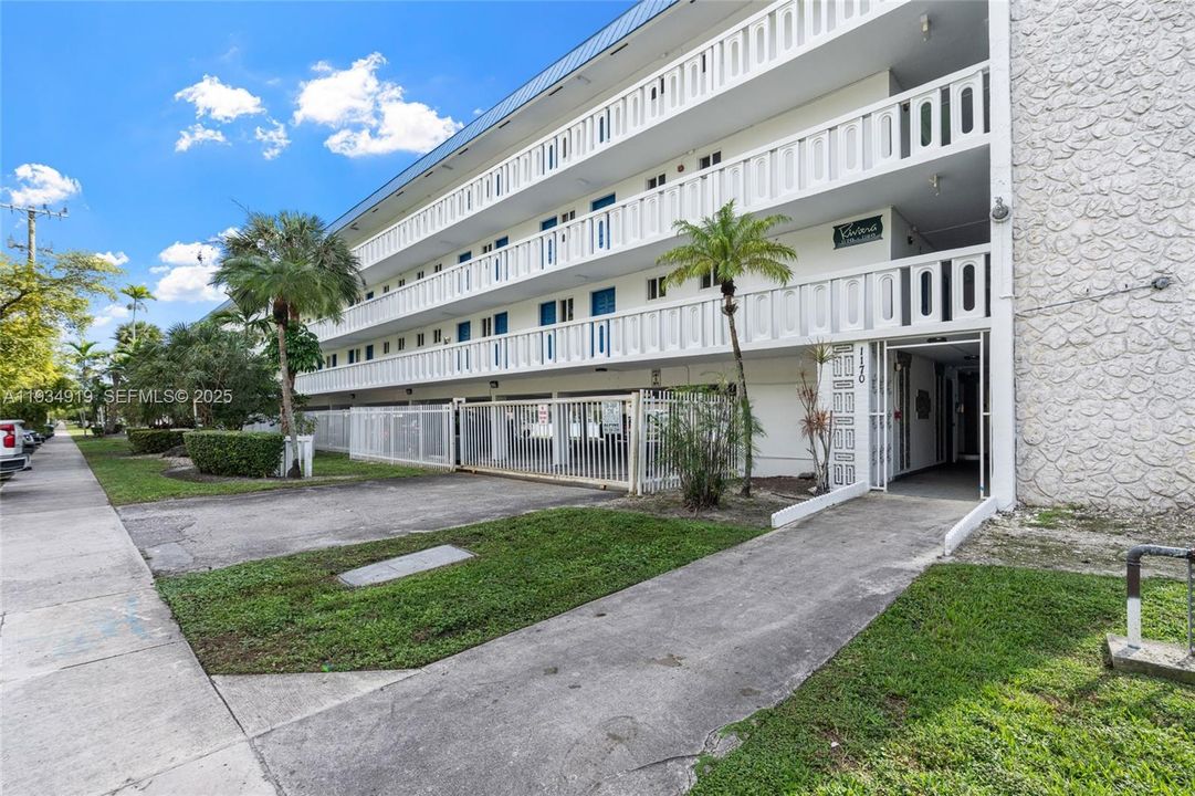 For Sale: $155,000 (1 beds, 1 baths, 830 Square Feet)