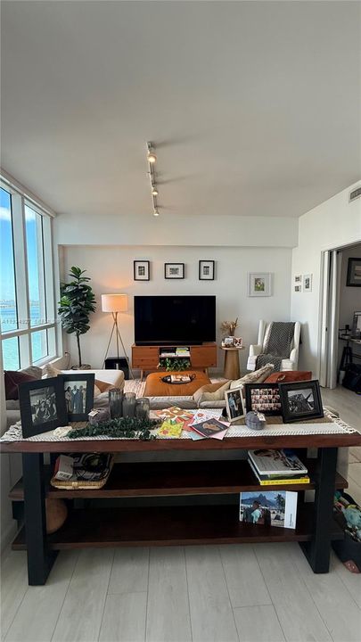 В аренду: $3,400 (1 спален, 1 ванн, 1311 Квадратных фут)