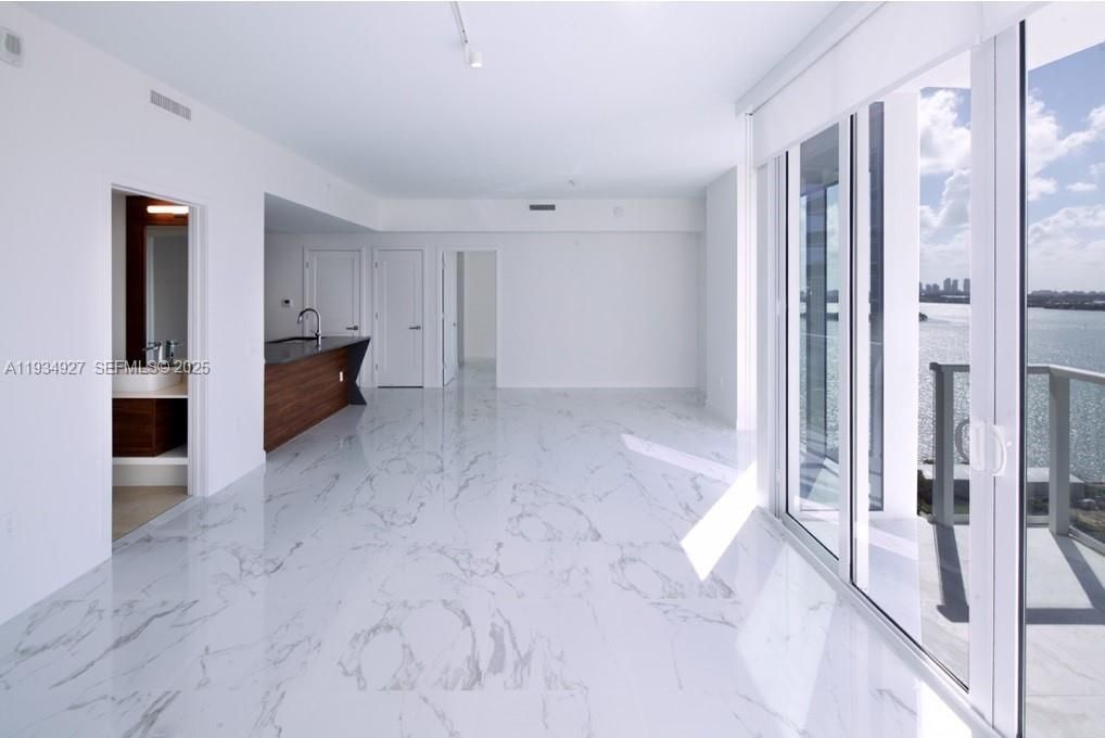 В аренду: $3,400 (1 спален, 1 ванн, 1311 Квадратных фут)