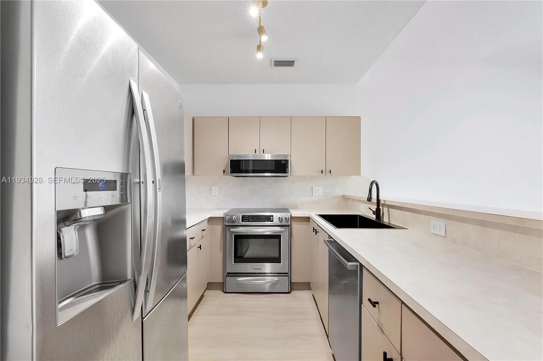 В аренду: $3,500 (3 спален, 2 ванн, 2015 Квадратных фут)