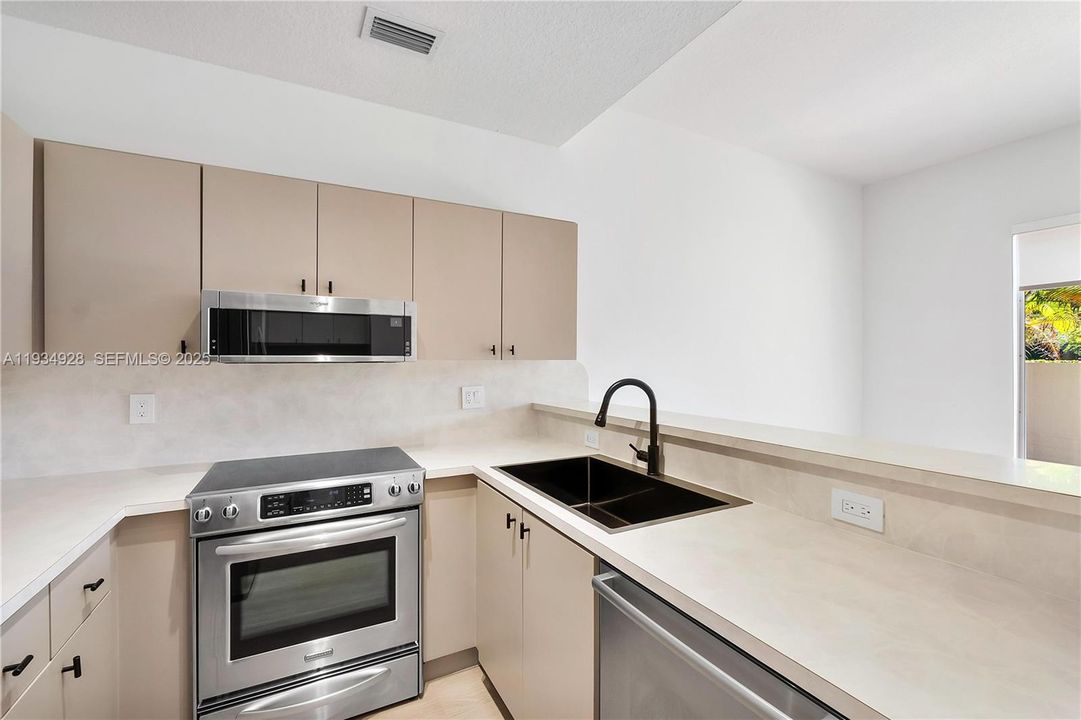 В аренду: $3,500 (3 спален, 2 ванн, 2015 Квадратных фут)