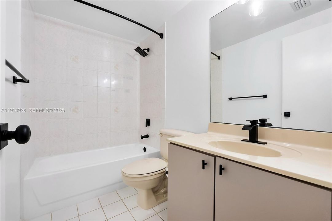 В аренду: $3,500 (3 спален, 2 ванн, 2015 Квадратных фут)