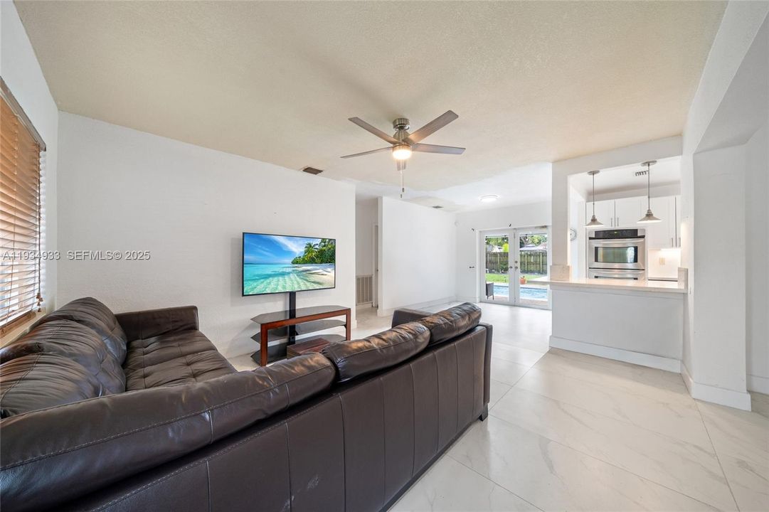 For Sale: $565,000 (3 beds, 2 baths, 1275 Square Feet)