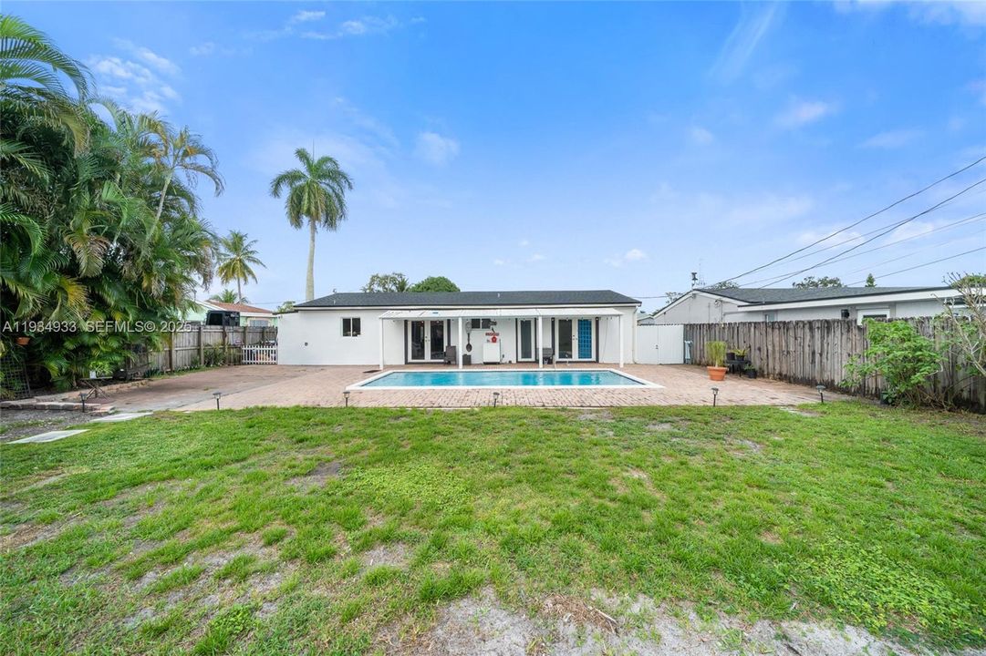 For Sale: $565,000 (3 beds, 2 baths, 1275 Square Feet)