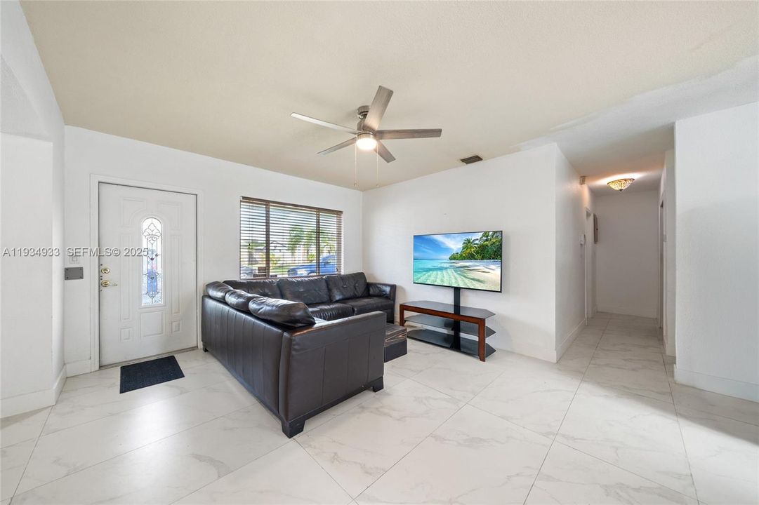 For Sale: $565,000 (3 beds, 2 baths, 1275 Square Feet)