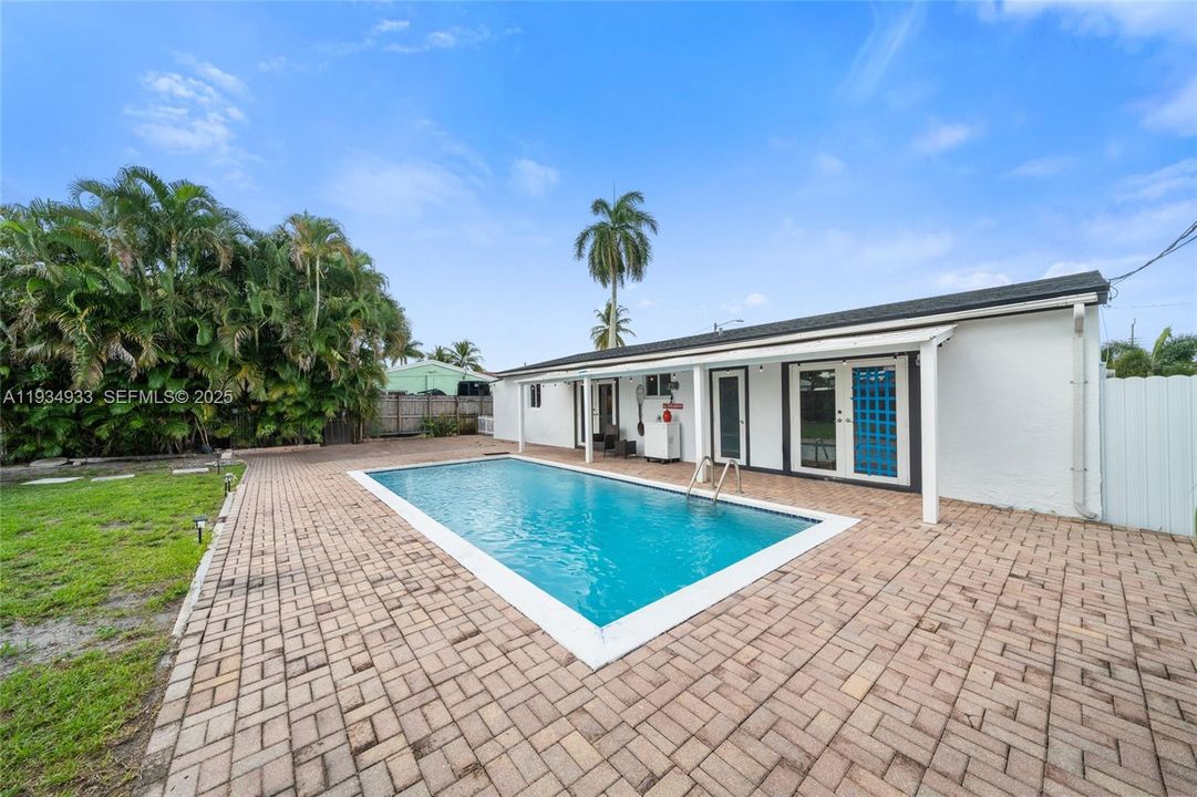 For Sale: $565,000 (3 beds, 2 baths, 1275 Square Feet)