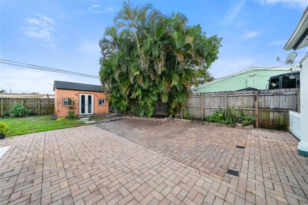 For Sale: $565,000 (3 beds, 2 baths, 1275 Square Feet)