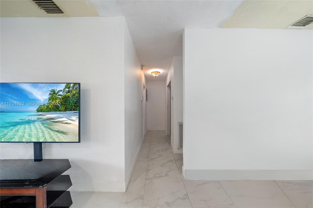 For Sale: $565,000 (3 beds, 2 baths, 1275 Square Feet)