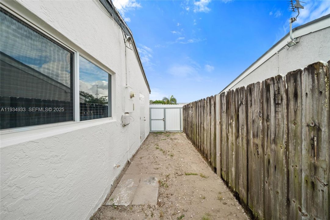 For Sale: $565,000 (3 beds, 2 baths, 1275 Square Feet)