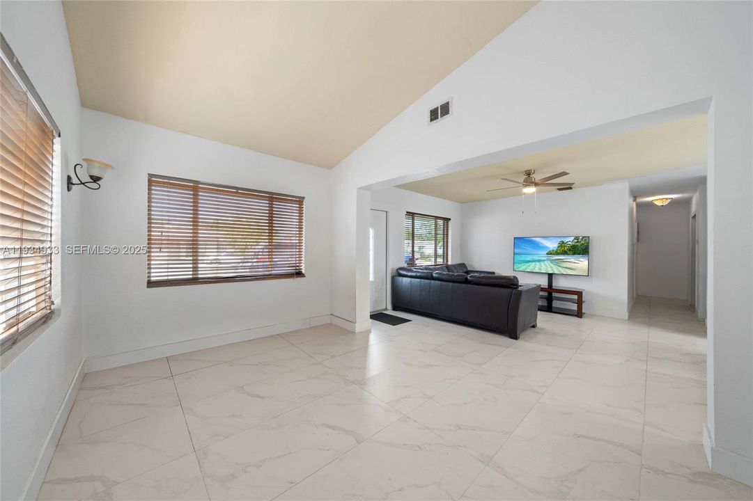 For Sale: $565,000 (3 beds, 2 baths, 1275 Square Feet)