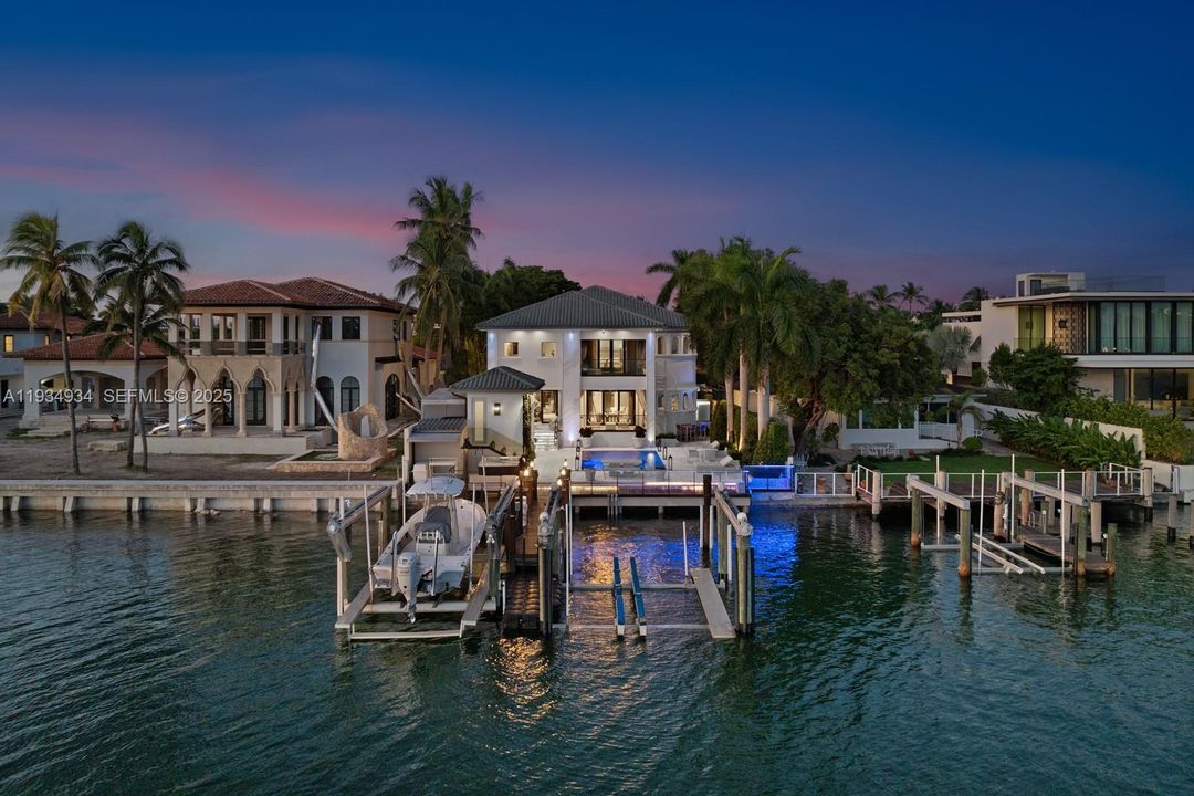 На продажу: $18,900,000 (6 спален, 6 ванн, 6211 Квадратных фут)