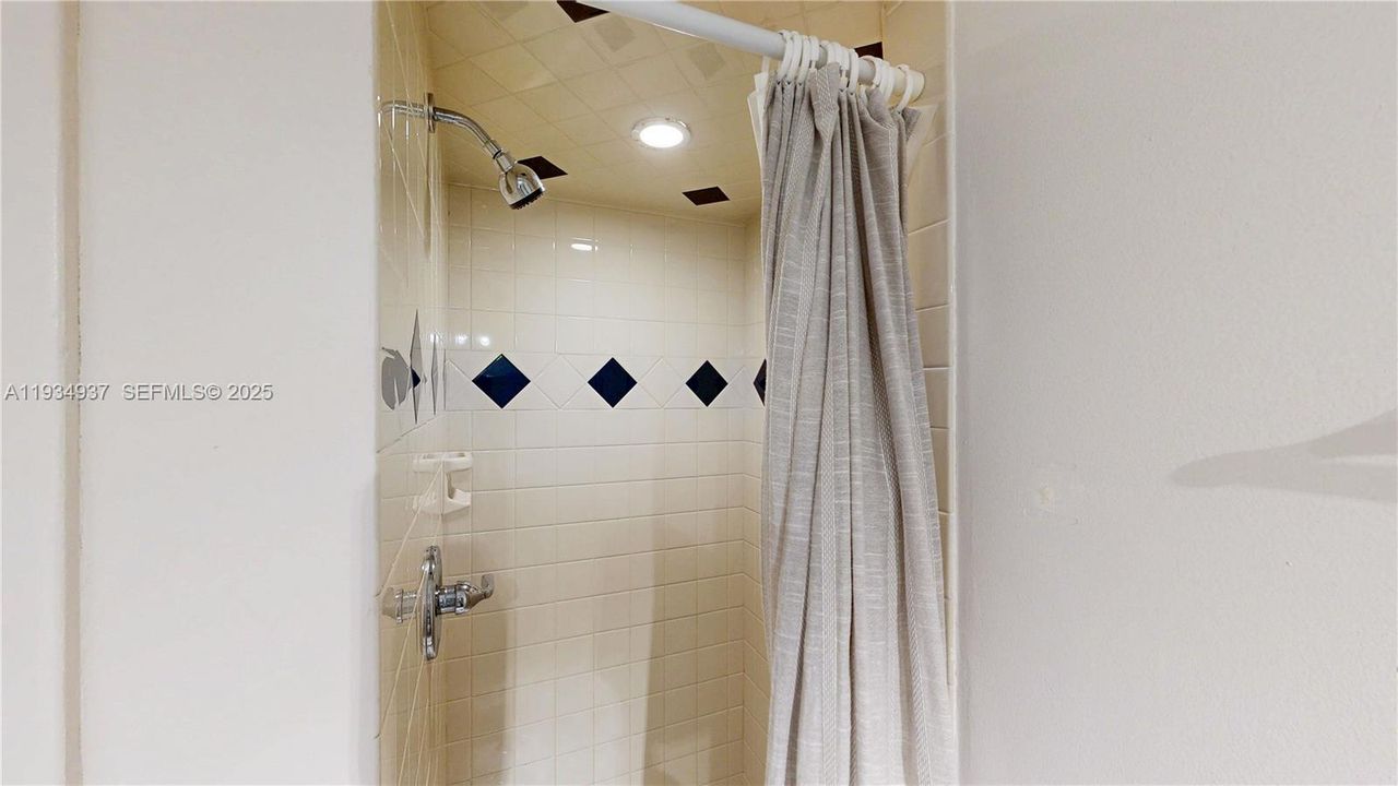 En Venta: $385,000 (2 camas, 2 baños, 1254 Pies cuadrados)