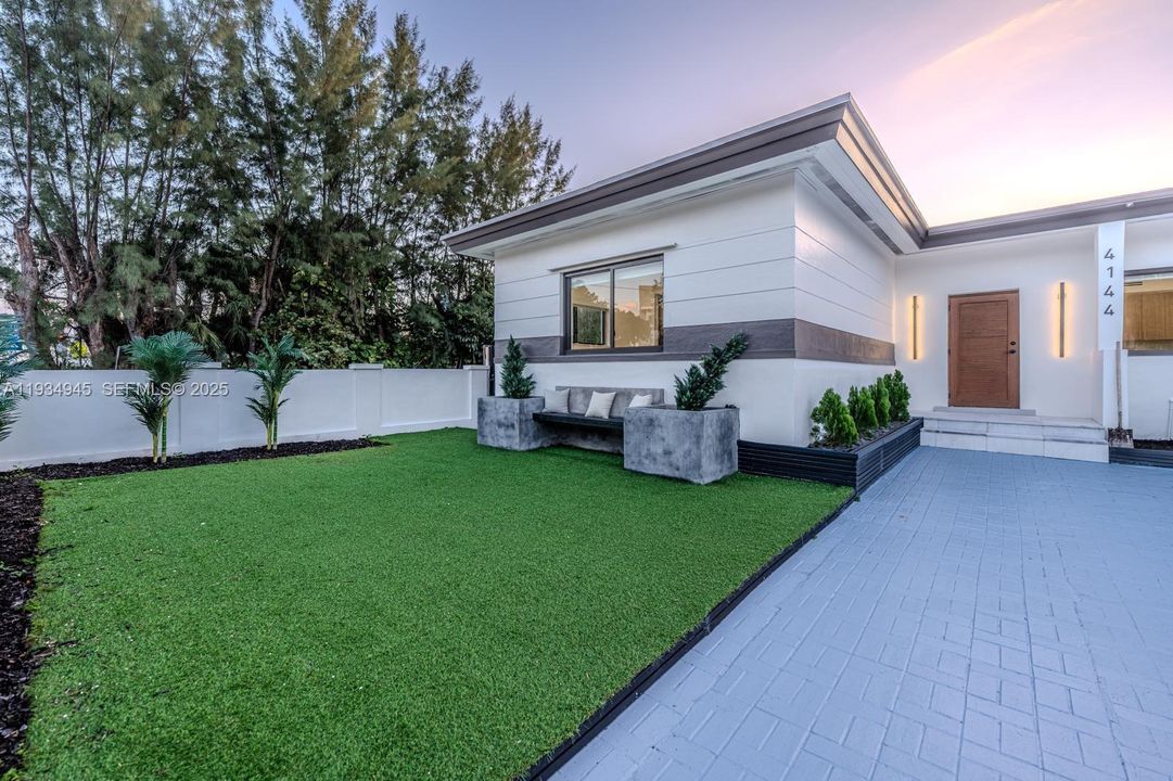 For Sale: $1,825,000 (3 beds, 3 baths, 1551 Square Feet)