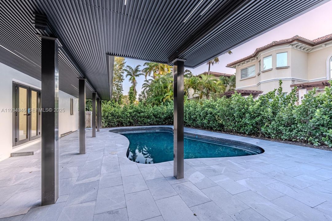 For Sale: $1,825,000 (3 beds, 3 baths, 1551 Square Feet)