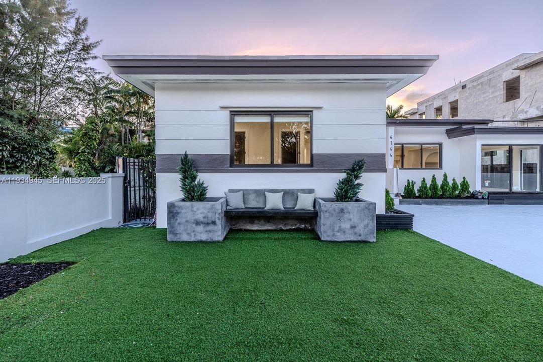 For Sale: $1,825,000 (3 beds, 3 baths, 1551 Square Feet)