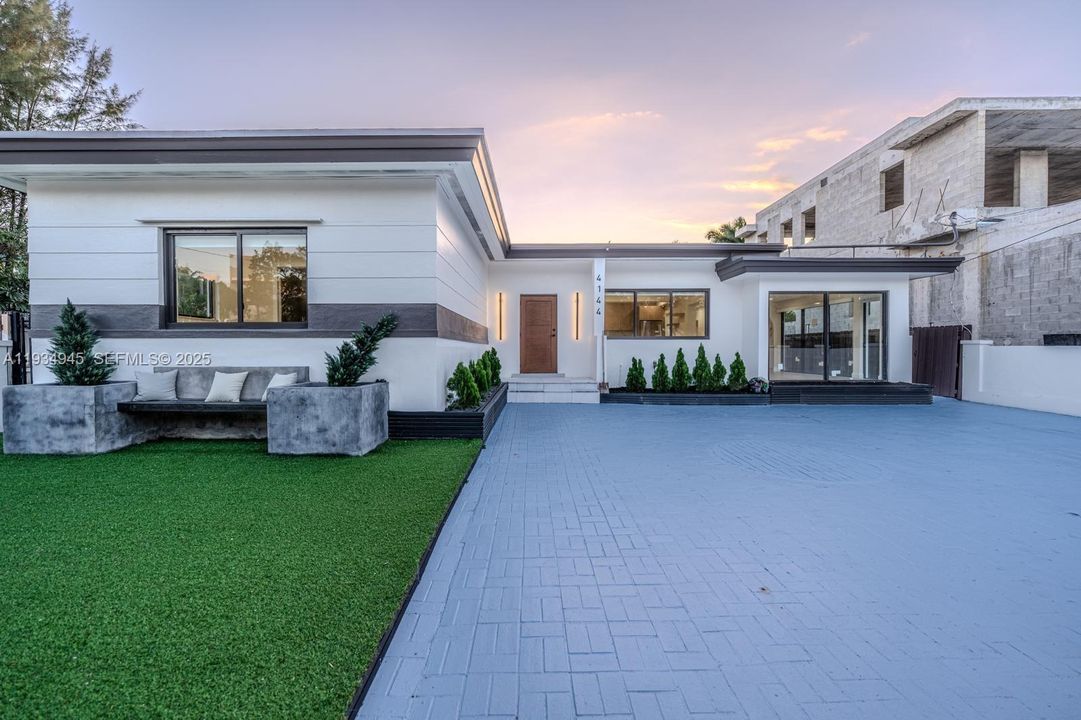 For Sale: $1,825,000 (3 beds, 3 baths, 1551 Square Feet)