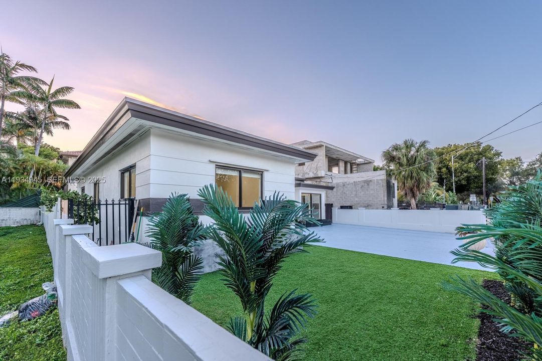 For Sale: $1,825,000 (3 beds, 3 baths, 1551 Square Feet)