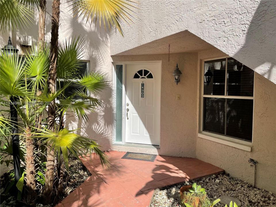 For Rent: $2,750 (2 beds, 2 baths, 1342 Square Feet)