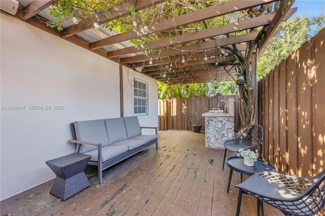 For Rent: $4,500 (3 beds, 2 baths, 2030 Square Feet)