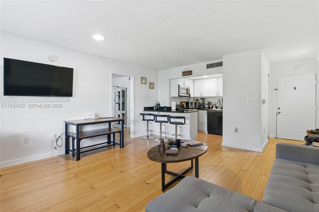 Недавно продано: $212,000 (1 спален, 1 ванн, 546 Квадратных фут)