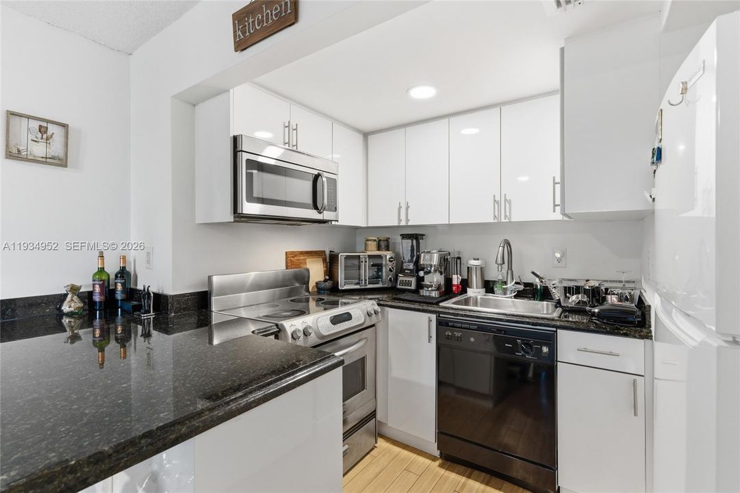 Недавно продано: $212,000 (1 спален, 1 ванн, 546 Квадратных фут)