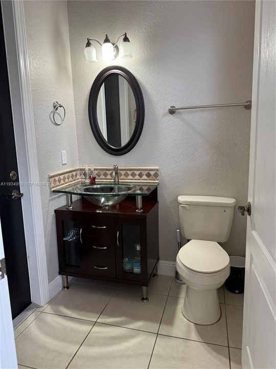 出租: $5,000 (5 贝兹, 4 浴室, 3567 平方英尺)