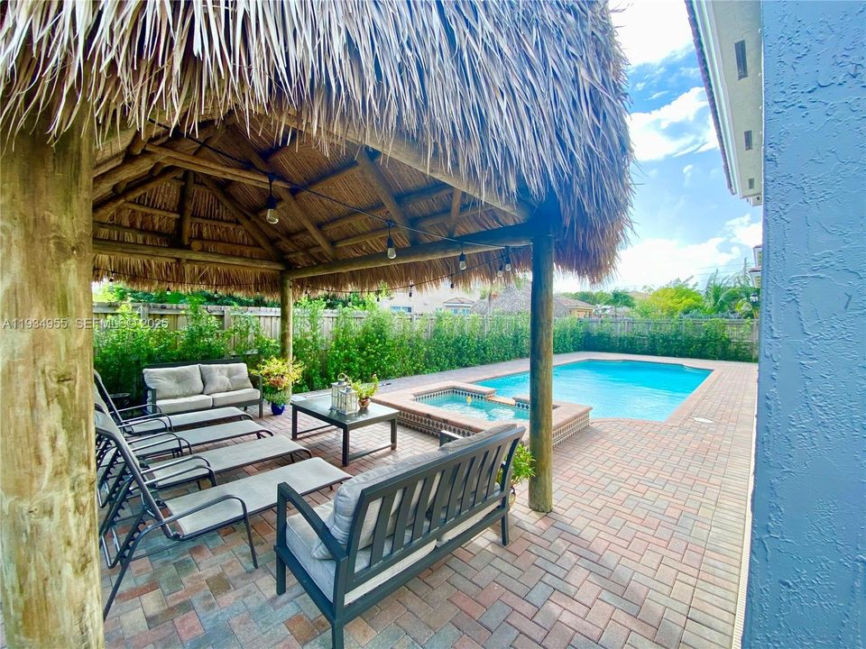 出租: $5,000 (5 贝兹, 4 浴室, 3567 平方英尺)