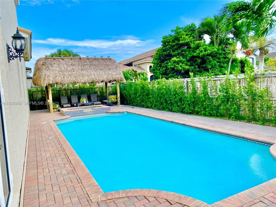 出租: $5,000 (5 贝兹, 4 浴室, 3567 平方英尺)