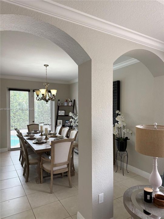 出租: $5,000 (5 贝兹, 4 浴室, 3567 平方英尺)