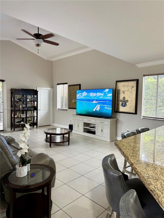 出租: $5,000 (5 贝兹, 4 浴室, 3567 平方英尺)