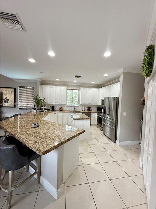 出租: $5,000 (5 贝兹, 4 浴室, 3567 平方英尺)