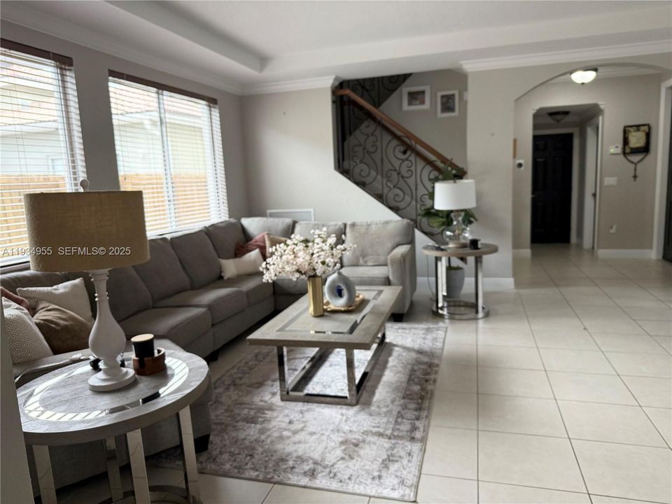 出租: $5,000 (5 贝兹, 4 浴室, 3567 平方英尺)