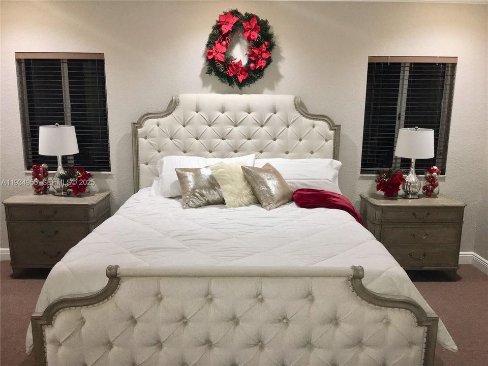 出租: $5,000 (5 贝兹, 4 浴室, 3567 平方英尺)