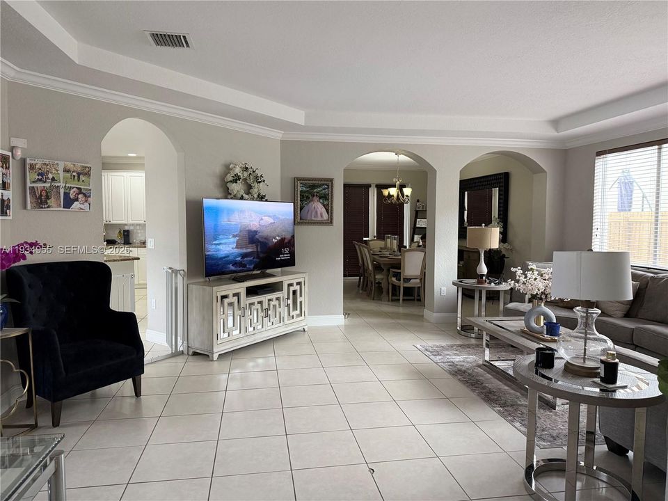 出租: $5,000 (5 贝兹, 4 浴室, 3567 平方英尺)