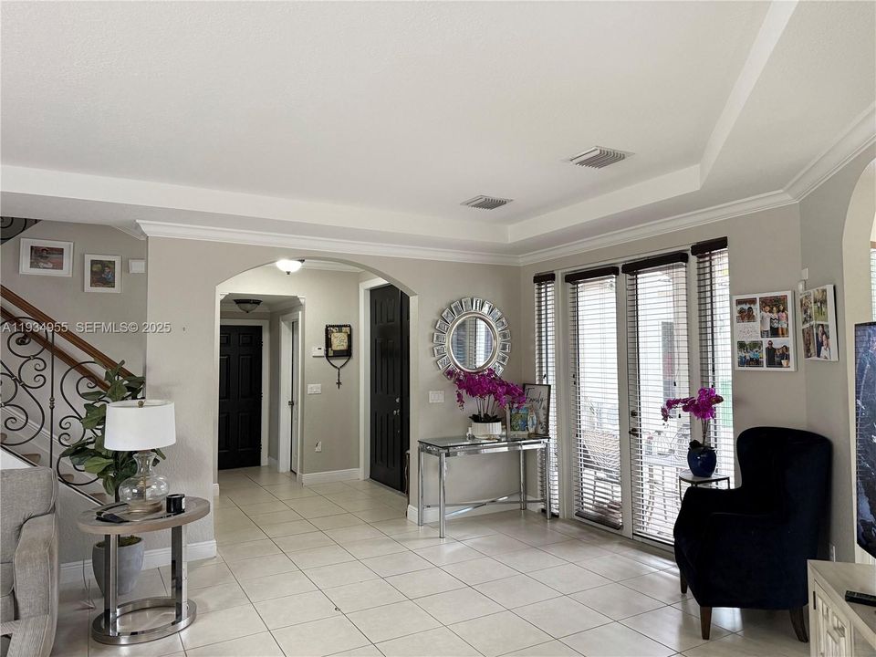 出租: $5,000 (5 贝兹, 4 浴室, 3567 平方英尺)