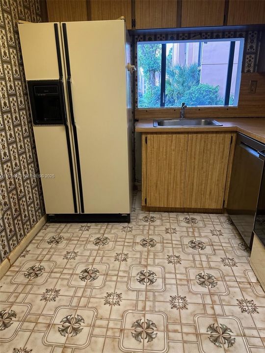 出租: $2,100 (2 贝兹, 1 浴室, 946 平方英尺)