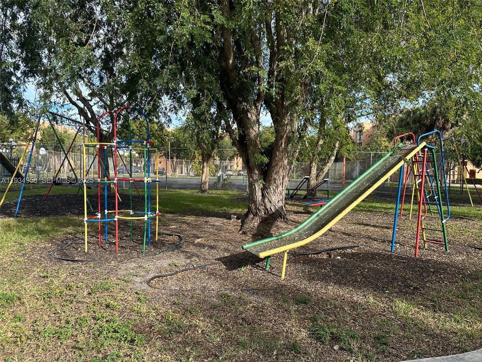 出租: $2,100 (2 贝兹, 1 浴室, 946 平方英尺)