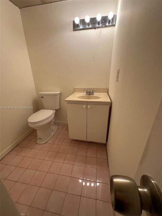 出租: $2,100 (2 贝兹, 1 浴室, 946 平方英尺)