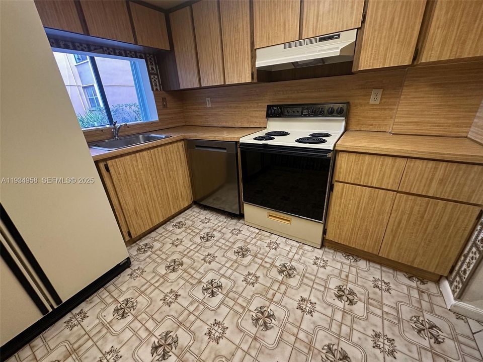 出租: $2,100 (2 贝兹, 1 浴室, 946 平方英尺)