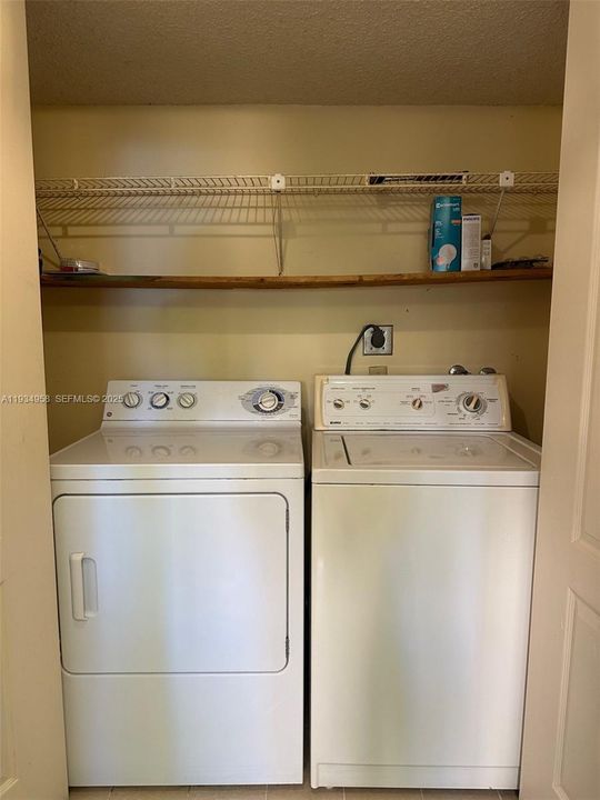 出租: $2,100 (2 贝兹, 1 浴室, 946 平方英尺)