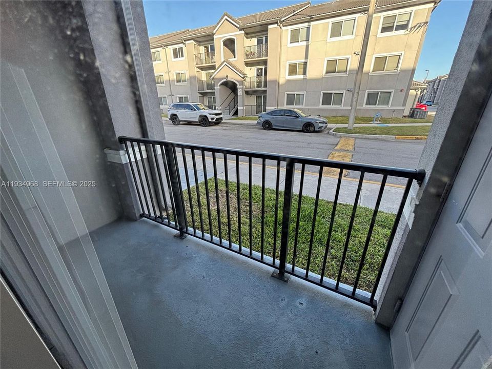 For Rent: $1,650 (2 beds, 2 baths, 895 Square Feet)