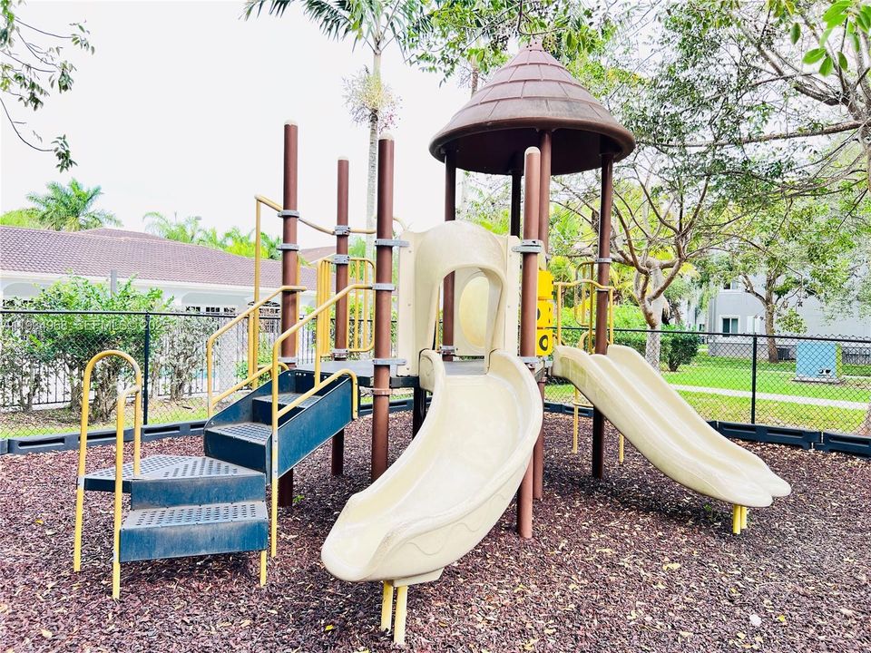 For Rent: $1,650 (2 beds, 2 baths, 895 Square Feet)