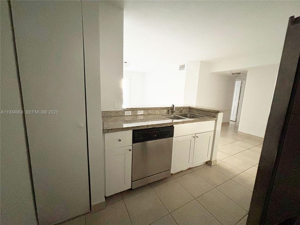 For Rent: $1,650 (2 beds, 2 baths, 895 Square Feet)
